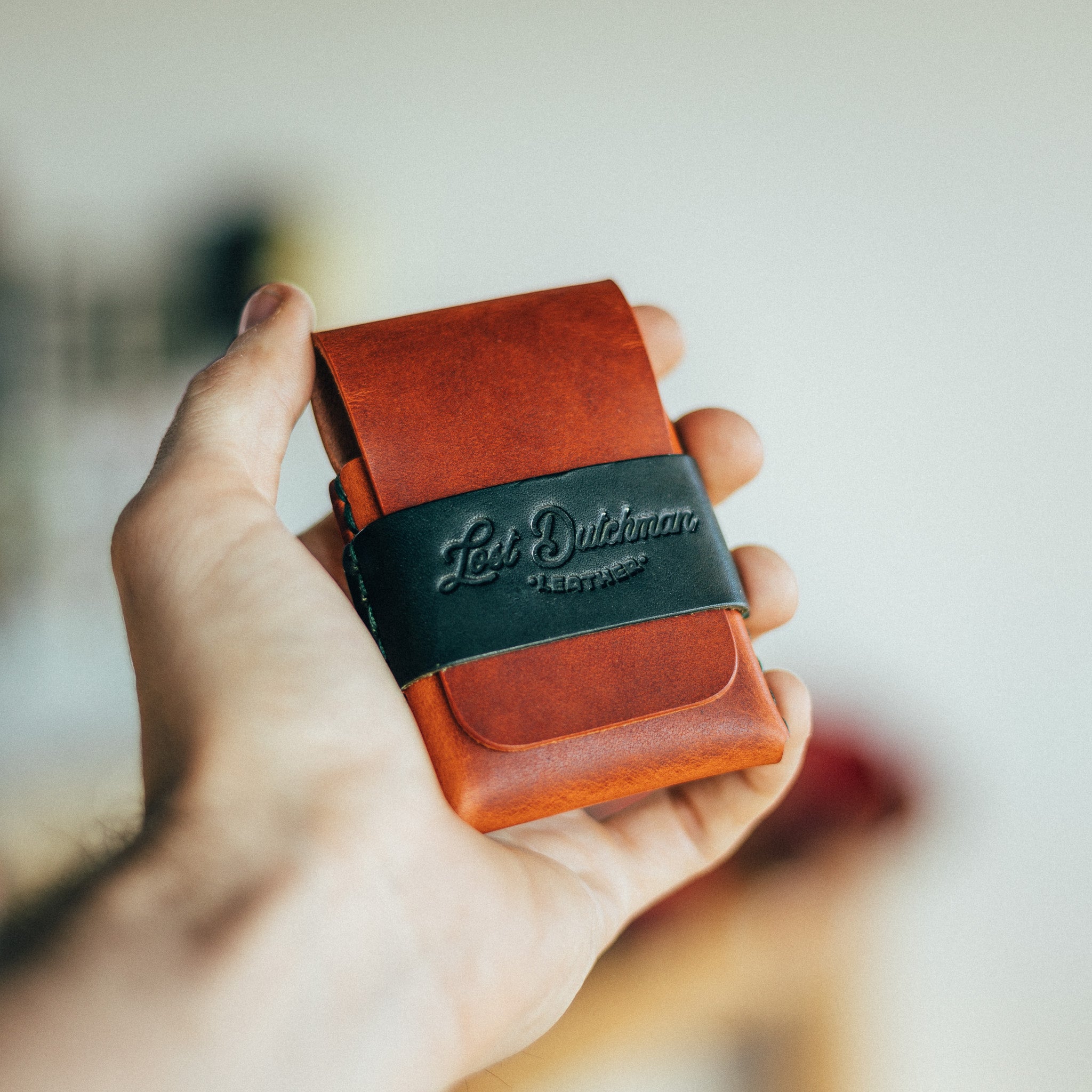 Breaking Style Norms: Why More Men Are Choosing Minimalist Wallets Over Traditional Styles